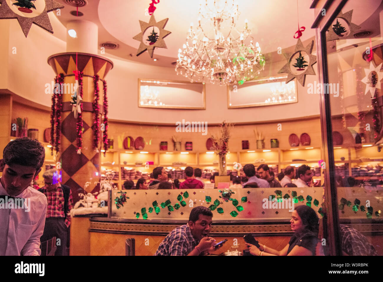 Abend, Interieur, Szene, von, eine, Restaurant, in, Park, Straße, Weihnachten, Zeit, Kolkata, Indien. Stockfoto