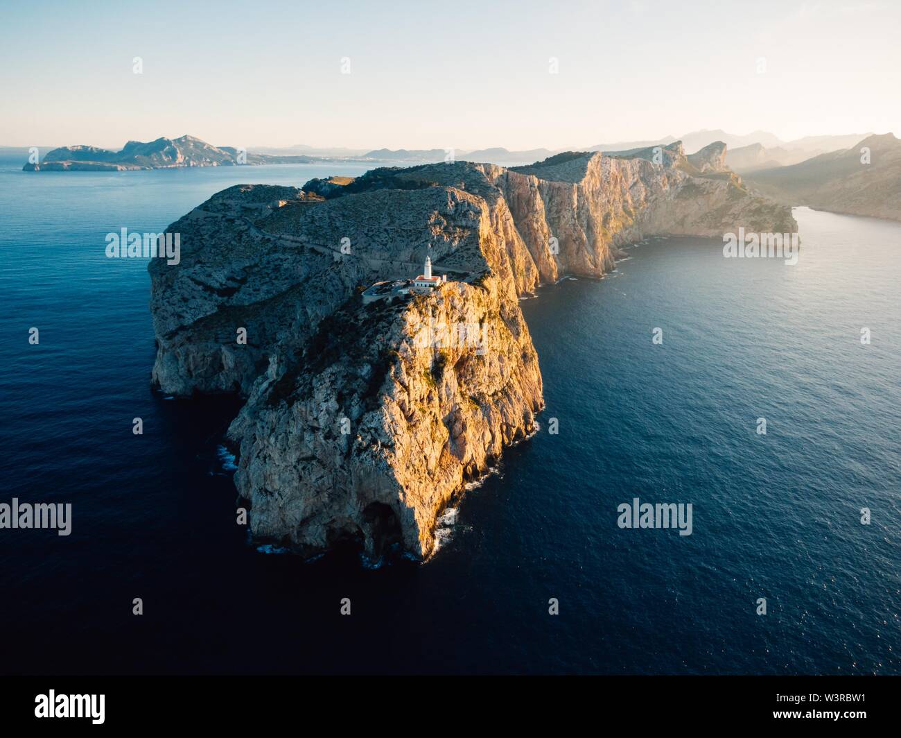 Luftaufnahme einer hohen Felsklippe mit einem Weißer Turm auf der Spitze in der Mitte des gebaut meer Stockfoto