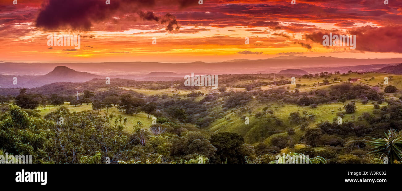 Dramatischer Sonnenuntergang im Nationalpark Santa Rosa in Costa Rica Stockfoto