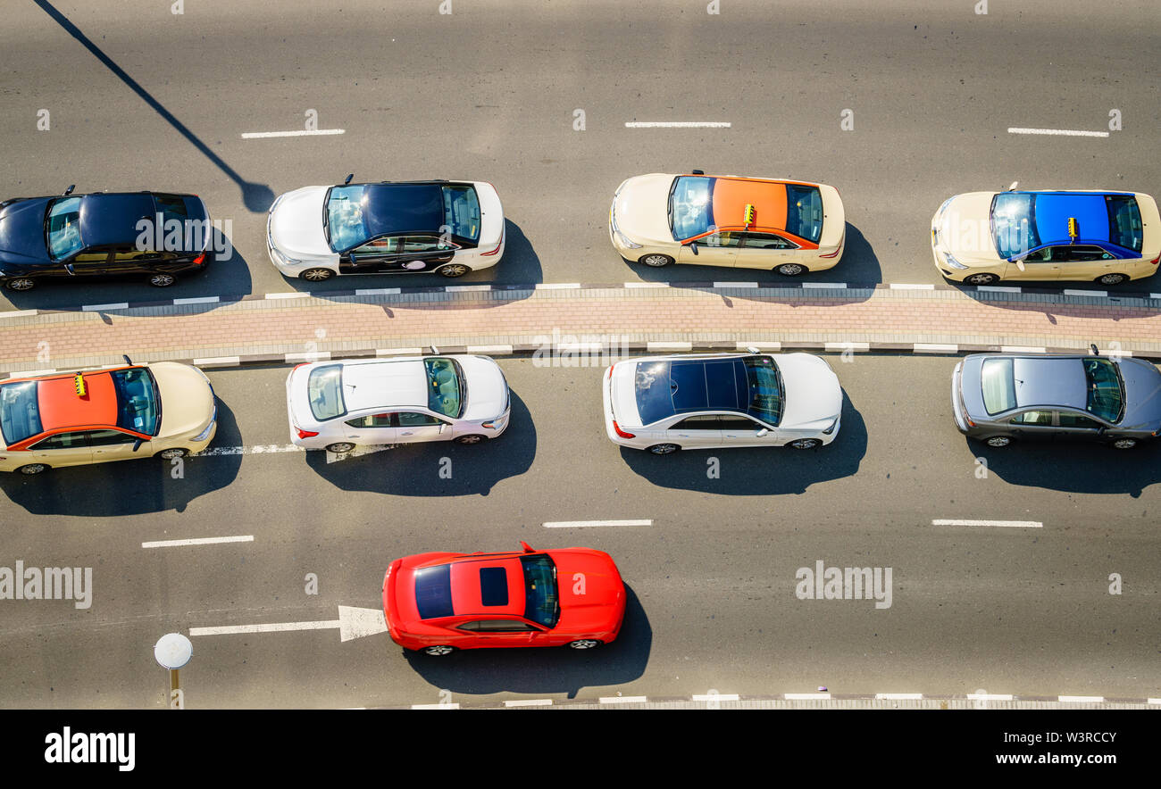 Blick von oben auf die geparkten Autos auf einer Straße in Dubai, VAE Stockfoto