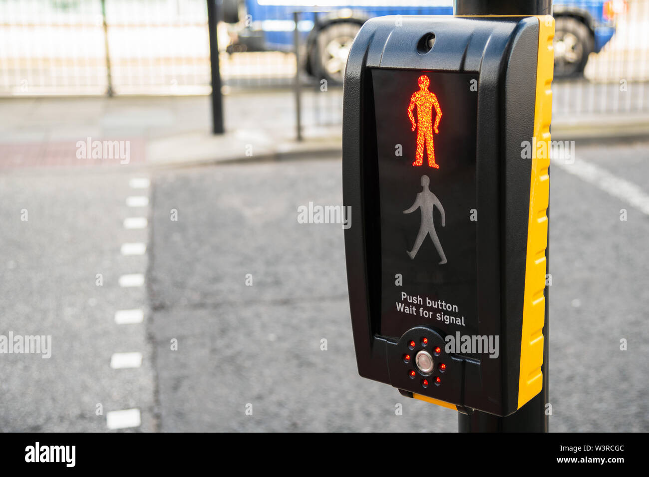 Ampelsteuerung mit roten Mann an der Fußgängerampel in der Innenstadt beleuchtet Stockfoto