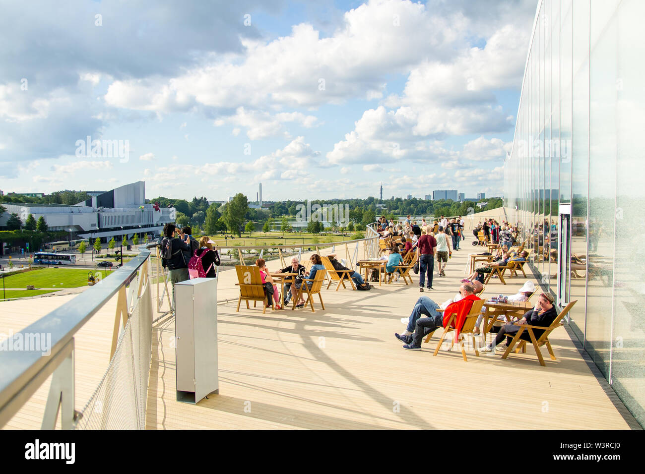 Helsinki, Finnland - 15. Juni 2019 - Personen, die einen sommerabend an der neuen Terrasse in Bibliothek Oodi in Helsinki Stockfoto
