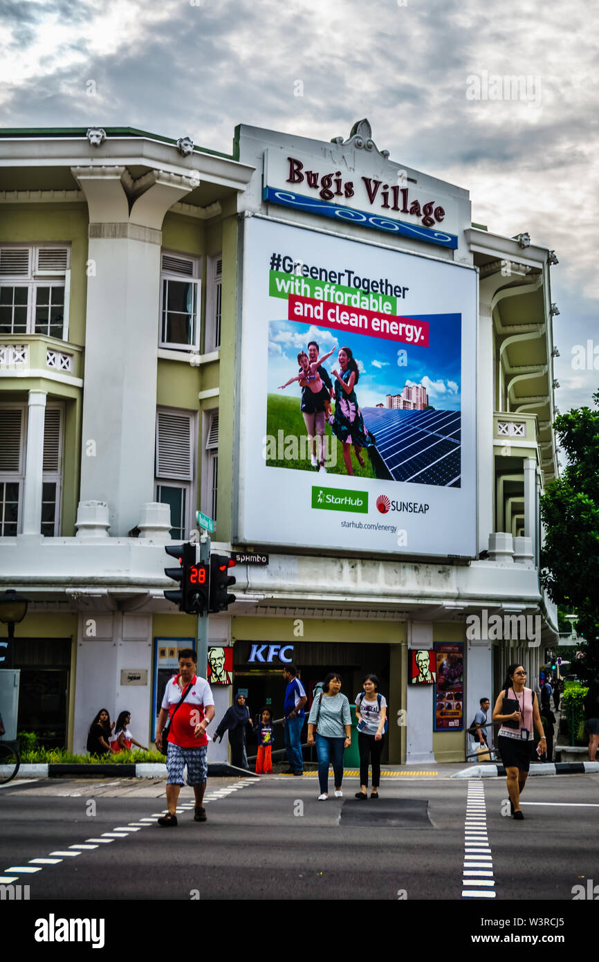 Bugis Village ist eine von Singapurs beliebten Shopping-Szenen. Strategisch gelegen gegenüber Bugis MRT und Bugis Junction Shopping Mail, Singapur. Stockfoto