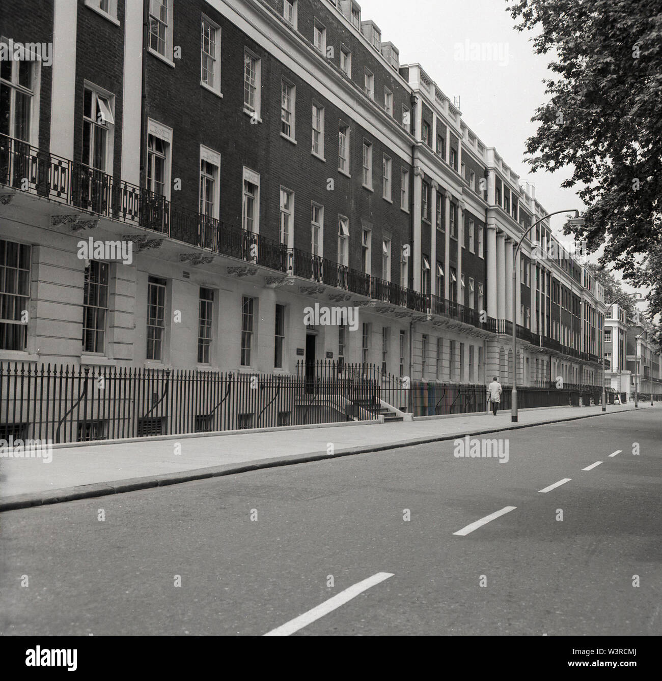 1960, historische, ein Blick auf die Häuser in Gordon Square, Bloomsbury, London, England, eine elegante Terrasse von großen, 6-stöckigen Häuser im Bedford Immobilien. Von Thomas Cubitt zwischen 1820-1850 für den Herzog von Bedford erbaut und nach seiner zweiten Frau benannt. Der berühmte Ökonom John Maynard Keynes lebte in Nr. 46, und vorher das Schriftsteller Viginia Woolf. Stockfoto