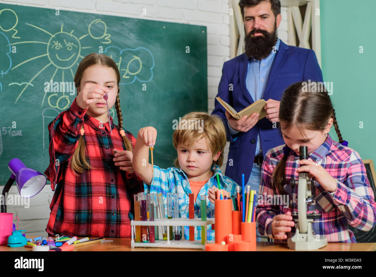 Kindern Die Wissenschaftliche Experimente Bildung Chemielabor Gluckliche Kinder Lehrer Zuruck Zu Schule Experimente Mit Flussigkeiten Im Chemielabor Schuler Die Vorbereitung Auf Die Prufungen Stockfotografie Alamy
