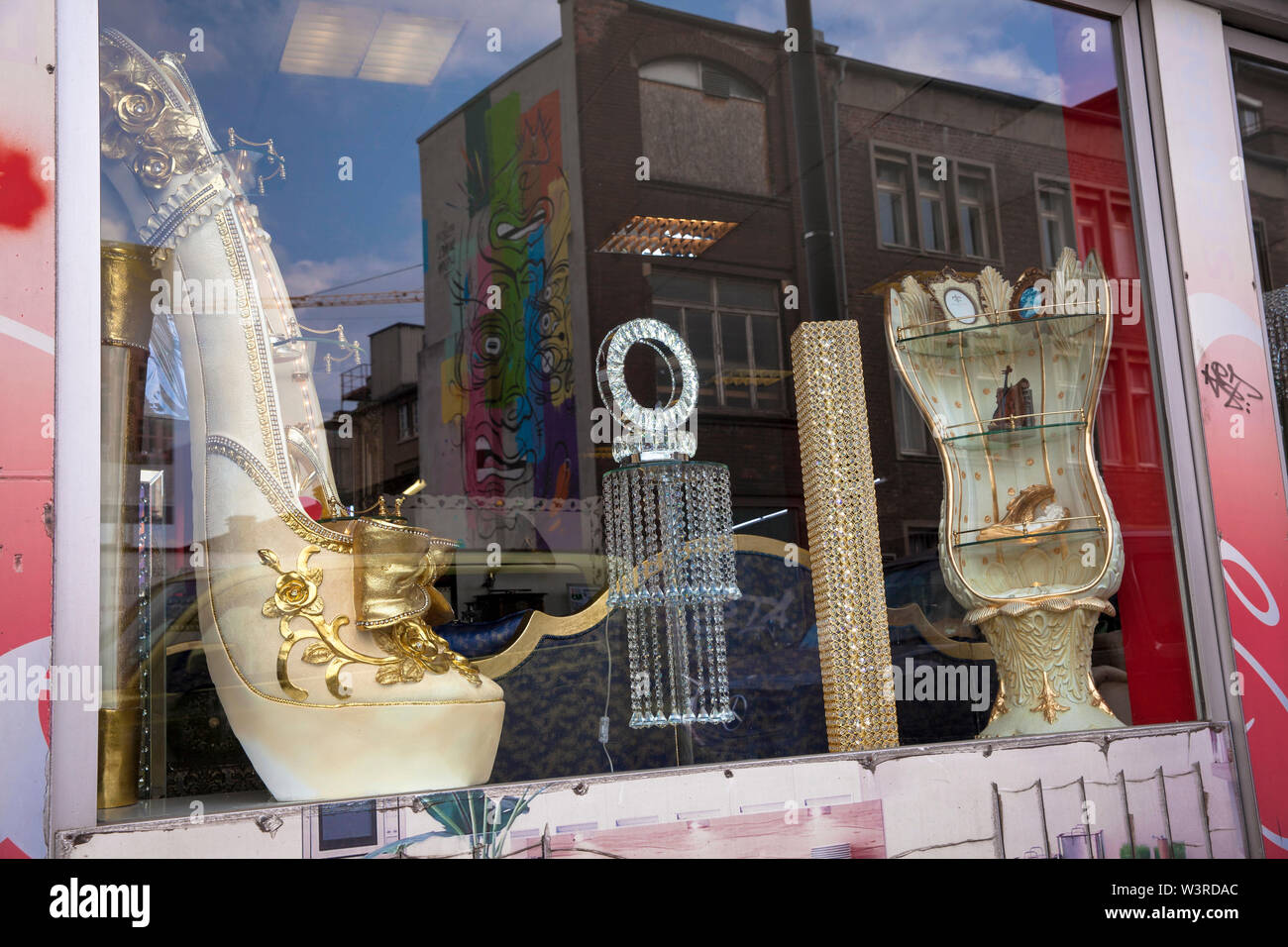 Shop mit extravaganten Möbel im Bezirk Mülheim an der Ruhr, Köln, Deutschland. Geschaeft mit extravaganten Moebeln im Stadtteil Mülheim an der Ruhr, Köln, Deutsch Stockfoto Shop mit extravaganten Möbel im Bezirk Mülheim an der Ruhr, Köln, Deutschland. Geschaeft mit extravaganten Moebeln im Stadtteil Mülheim an der Ruhr, Köln, Deutsch Stockfoto