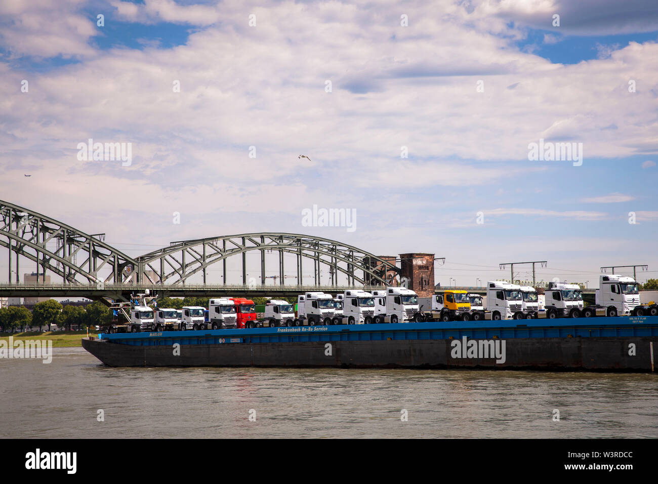 Frachtschiff mit Lastwagen am Rhein, Köln, Deutschland. Frachtschiff mit LKW mit dem Rhein, Suedbruecke, Koeln, Deutschland. Stockfoto