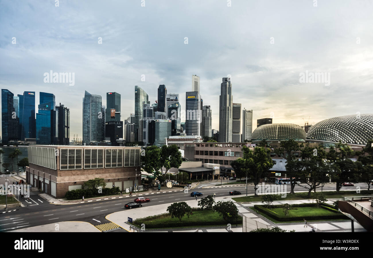 Singapur, Jun 1, 2018: Esplanade Theater an der Bucht Konzertsaal (Spitzname - Durian) an der Waterfront, Marina Bay. Wolkenkratzer von Finanzplatz in Stockfoto