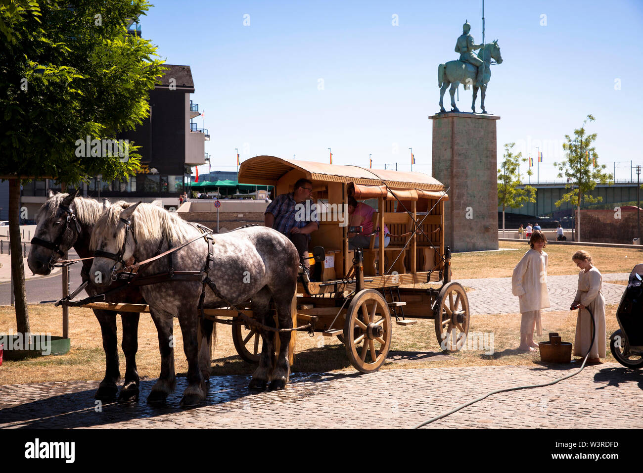 Pferdekutsche und die2 Denkmal an den Ufern des Rheins im Stadtteil Deutz, Köln, Deutschland. Pferdekutsche und das kuera Stockfoto