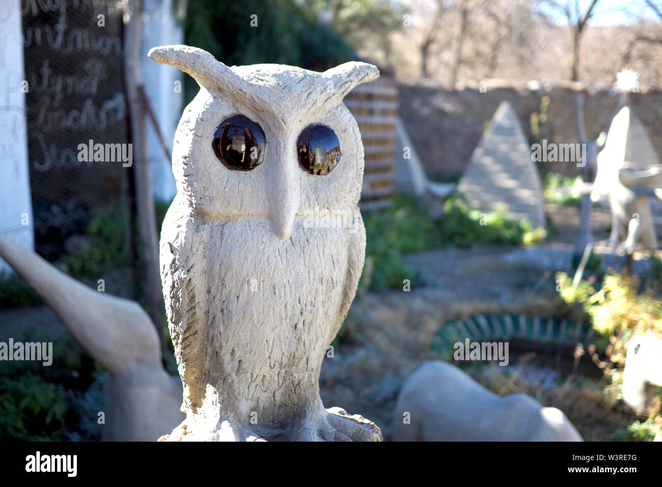 1. Juli 2019 - Skulpturen in der Owl House, Nieu Bethesda, Südafrika Stockfoto