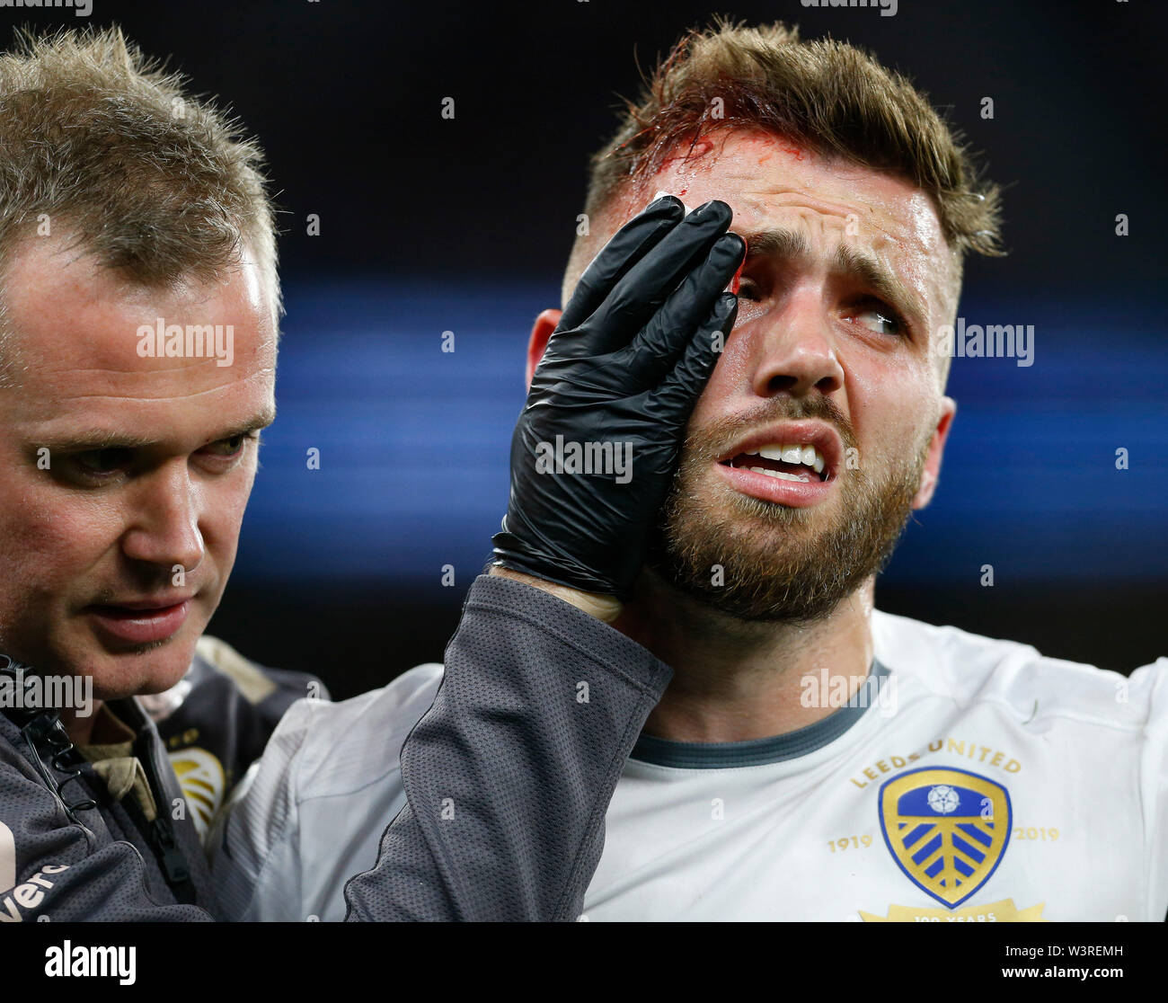 Optus Stadion, Burswood, Perth, Westaustralien. 17. Juli 2019. Manchester United gegen Leeds United; Saisonvorbereitung Tour; Stuart Dallas von Leeds United kommt die Tonhöhe mit einem Schnitt über seinem Auge Credit: Aktion Plus Sport Bilder/Alamy leben Nachrichten Stockfoto