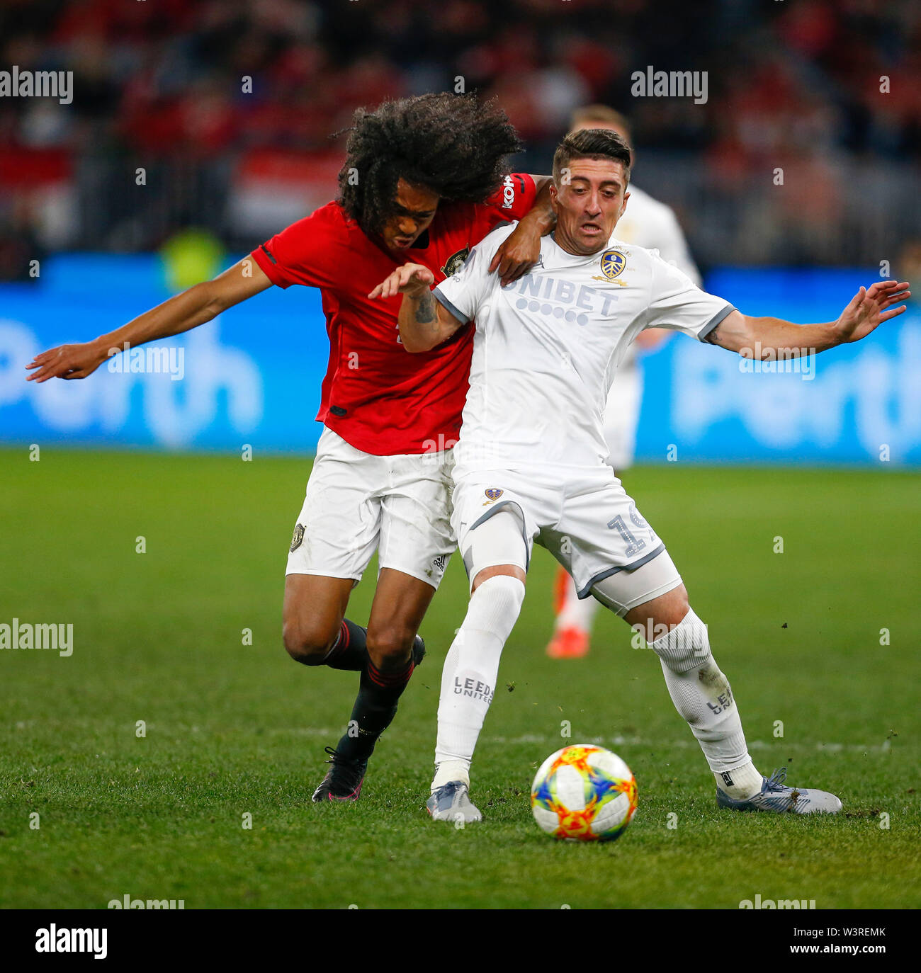 Optus Stadion, Burswood, Perth, Westaustralien. 17. Juli 2019. Manchester United gegen Leeds United; Saisonvorbereitung Tour; Pablo Hernandez von Leeds United aus hält Tahith Chong von Manchester United Quelle: Aktion Plus Sport Bilder/Alamy leben Nachrichten Stockfoto