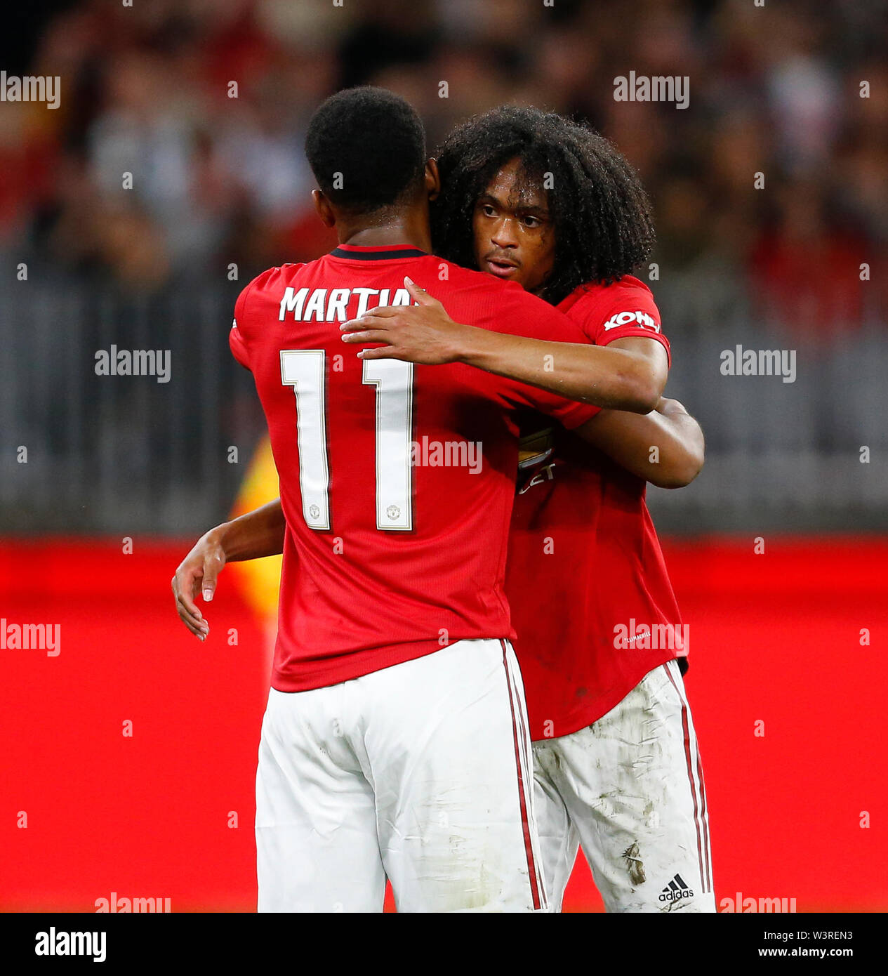 Optus Stadion, Burswood, Perth, Westaustralien. 17. Juli 2019. Manchester United gegen Leeds United; Saisonvorbereitung Tour; Tahith Chong von Manchester United gratuliert Anthony Martial, nachdem er von einer Strafe in der 69. Minute zählte das Score 4-0 Credit: Aktion Plus Sport Bilder/Alamy Leben Nachrichten zu machen Stockfoto