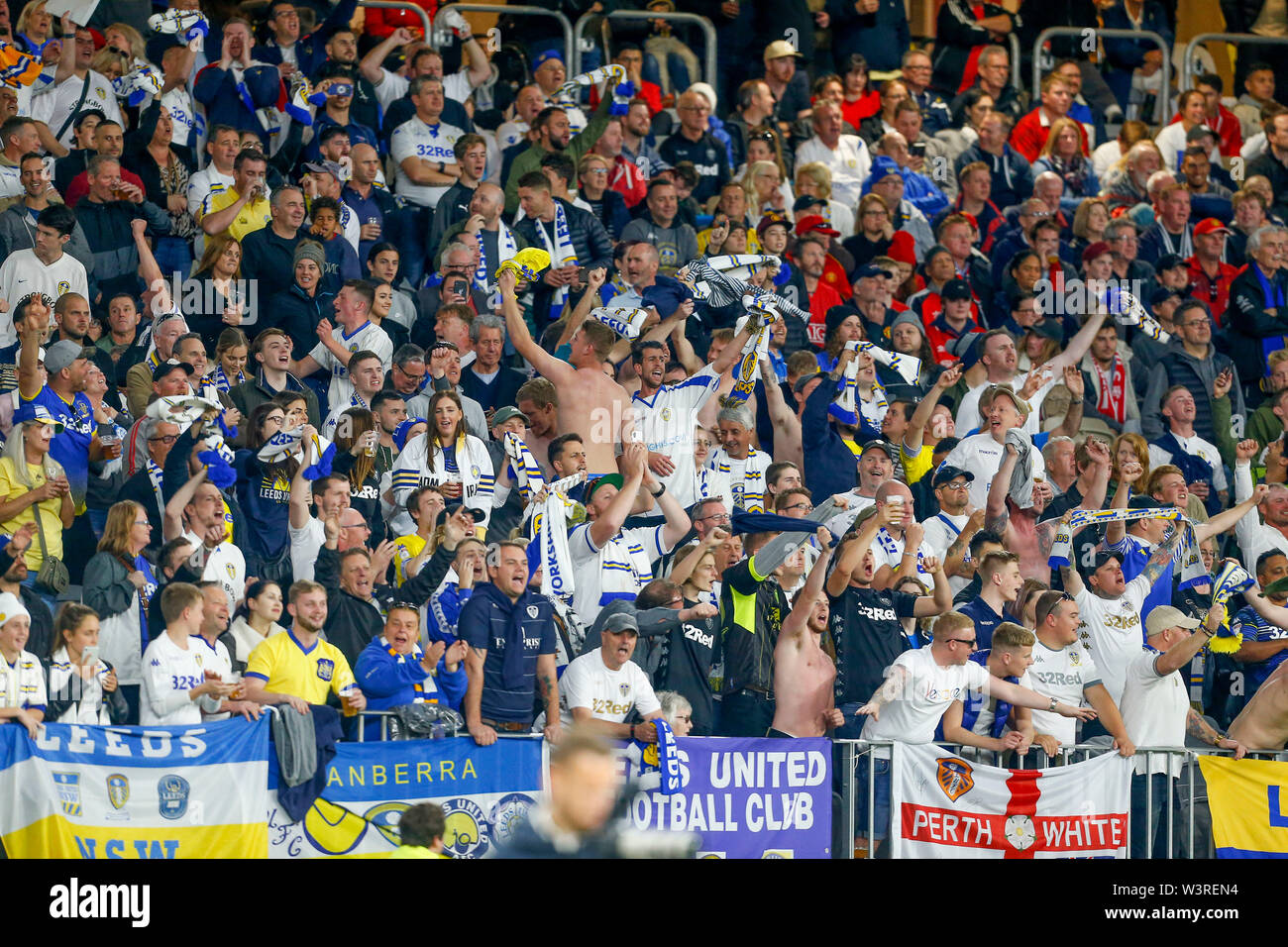Optus Stadion, Burswood, Perth, Westaustralien. 17. Juli 2019. Manchester United gegen Leeds United; Saisonvorbereitung Tour; Leeds United Anhänger Welle ihre Schals in Unterstützung ihrer Teammitglieder Credit: Aktion Plus Sport Bilder/Alamy leben Nachrichten Stockfoto