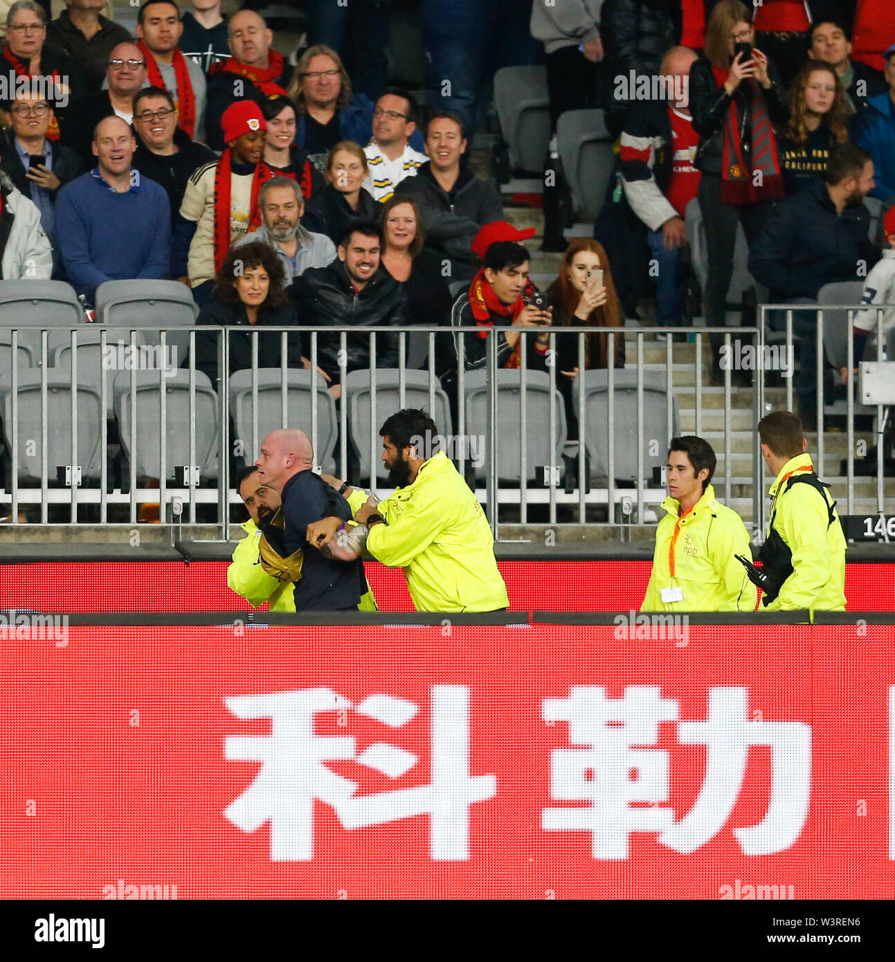 Optus Stadion, Burswood, Perth, Westaustralien. 17. Juli 2019. Manchester United gegen Leeds United; Saisonvorbereitung Tour; ein Ventilator ist marschierten sie mit Sicherheit nach dem Versuch, die Tonhöhe der Credit: Aktion Plus Sport Bilder/Alamy Leben Nachrichten einzudringen Stockfoto