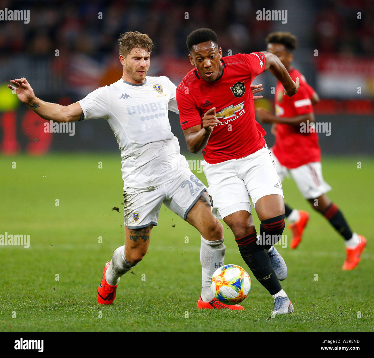 Optus Stadion, Burswood, Perth, Westaustralien. 17. Juli 2019. Manchester United gegen Leeds United; Saisonvorbereitung Tour; Gaetano Berardi von Leeds United bewegt sich in Anthony Martial von Manchester United Quelle: Aktion Plus Sport Bilder/Alamy Leben Nachrichten zu bewältigen Stockfoto