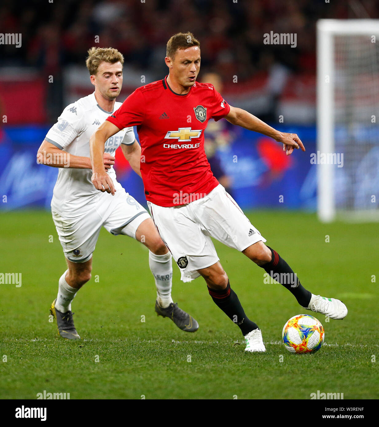 Optus Stadion, Burswood, Perth, Westaustralien. 17. Juli 2019. Manchester United gegen Leeds United; Saisonvorbereitung Tour; Nemanja Matic von Manchester United steuert die Kugel vor Patrick Bamford von Leeds United Credit: Aktion Plus Sport Bilder/Alamy leben Nachrichten Stockfoto