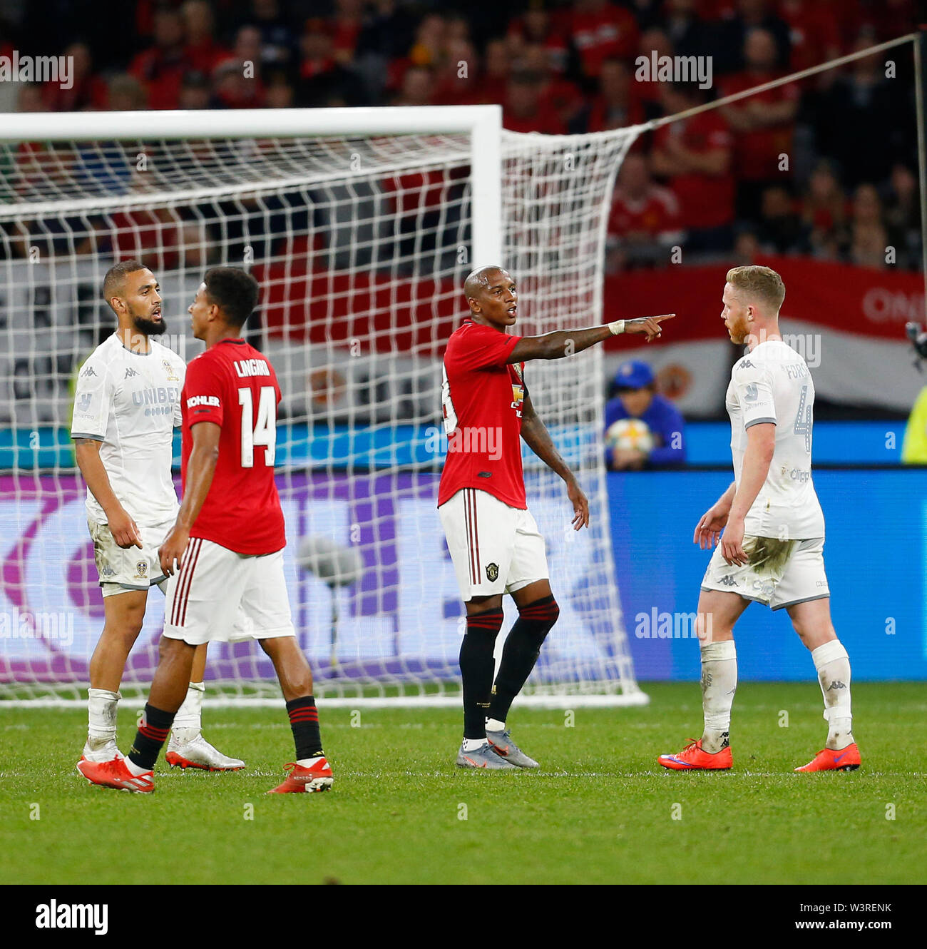 Optus Stadion, Burswood, Perth, Westaustralien. 17. Juli 2019. Manchester United gegen Leeds United; Saisonvorbereitung Tour; Ashley Young von Manchester United macht einen Punkt zu Adam sah von Leeds United Credit: Aktion Plus Sport Bilder/Alamy leben Nachrichten Stockfoto