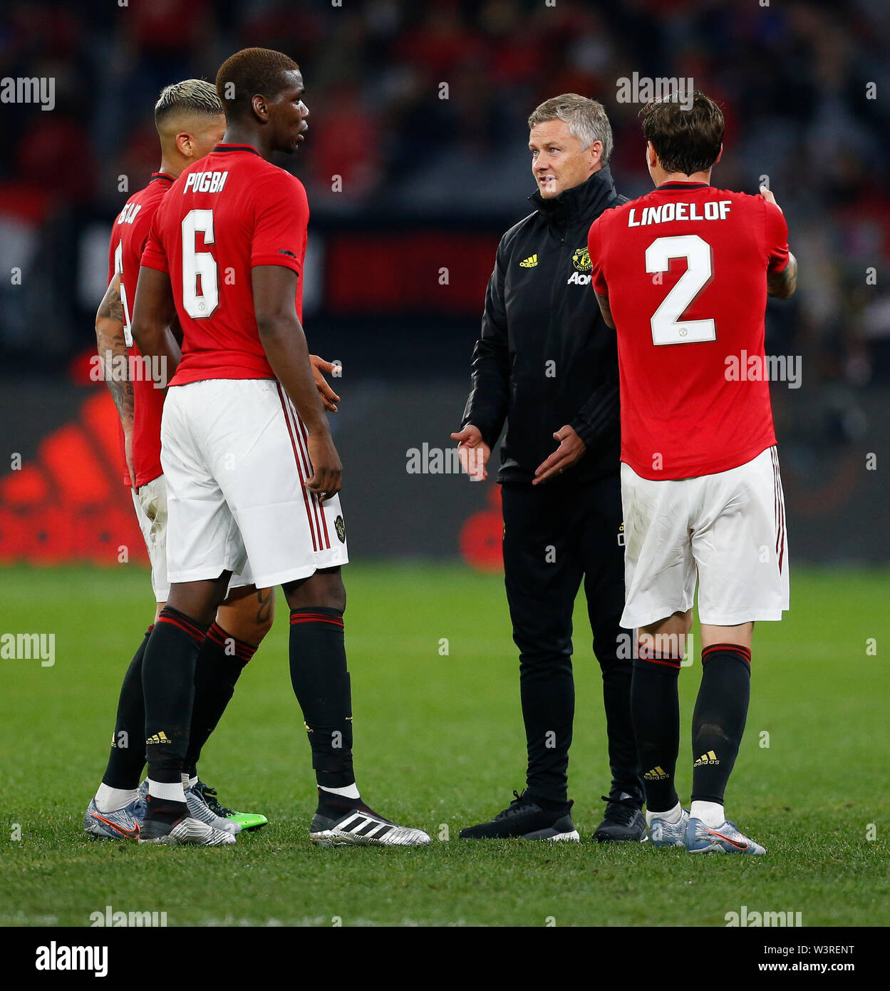 Optus Stadion, Burswood, Perth, Westaustralien. 17. Juli 2019. Manchester United gegen Leeds United; Saisonvorbereitung Tour; Ole Gunnar Solskjær Manager von Manchester United im Gespräch mit Paul Pogba Victor Lindelof und Marcos Rojo während der Hälfte der Zeit brechen Credit: Aktion Plus Sport Bilder/Alamy leben Nachrichten Stockfoto