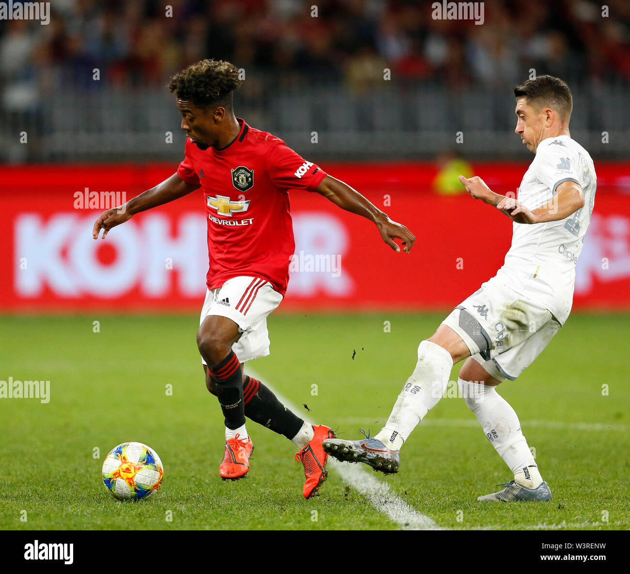 Optus Stadion, Burswood, Perth, Westaustralien. 17. Juli 2019. Manchester United gegen Leeds United; Saisonvorbereitung Tour; Engel Gomes von Manchester United ist von Pablo Hernandez von Leeds United Kredit angegangen: Aktion Plus Sport Bilder/Alamy leben Nachrichten Stockfoto