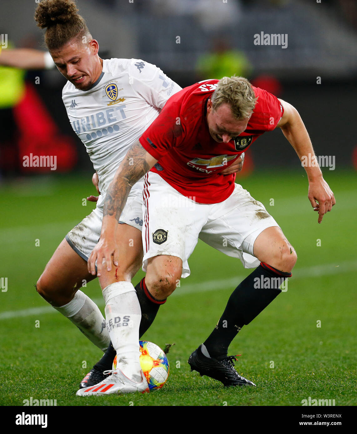 Optus Stadion, Burswood, Perth, Westaustralien. 17. Juli 2019. Manchester United gegen Leeds United; Saisonvorbereitung Tour; Leslie Phillips von Leeds United packt Phil Jones von Manchester United Quelle: Aktion Plus Sport Bilder/Alamy leben Nachrichten Stockfoto