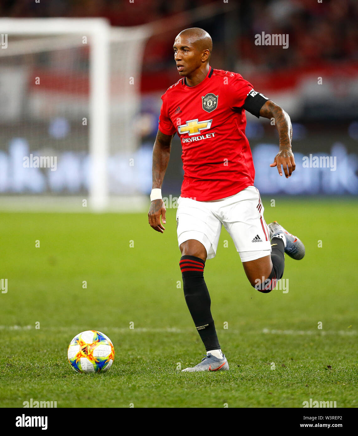 Optus Stadion, Burswood, Perth, Westaustralien. 17. Juli 2019. Manchester United gegen Leeds United; Saisonvorbereitung Tour; Ashley Young von Manchester United breaks vorwärts mit dem Ball Credit: Aktion Plus Sport Bilder/Alamy leben Nachrichten Stockfoto