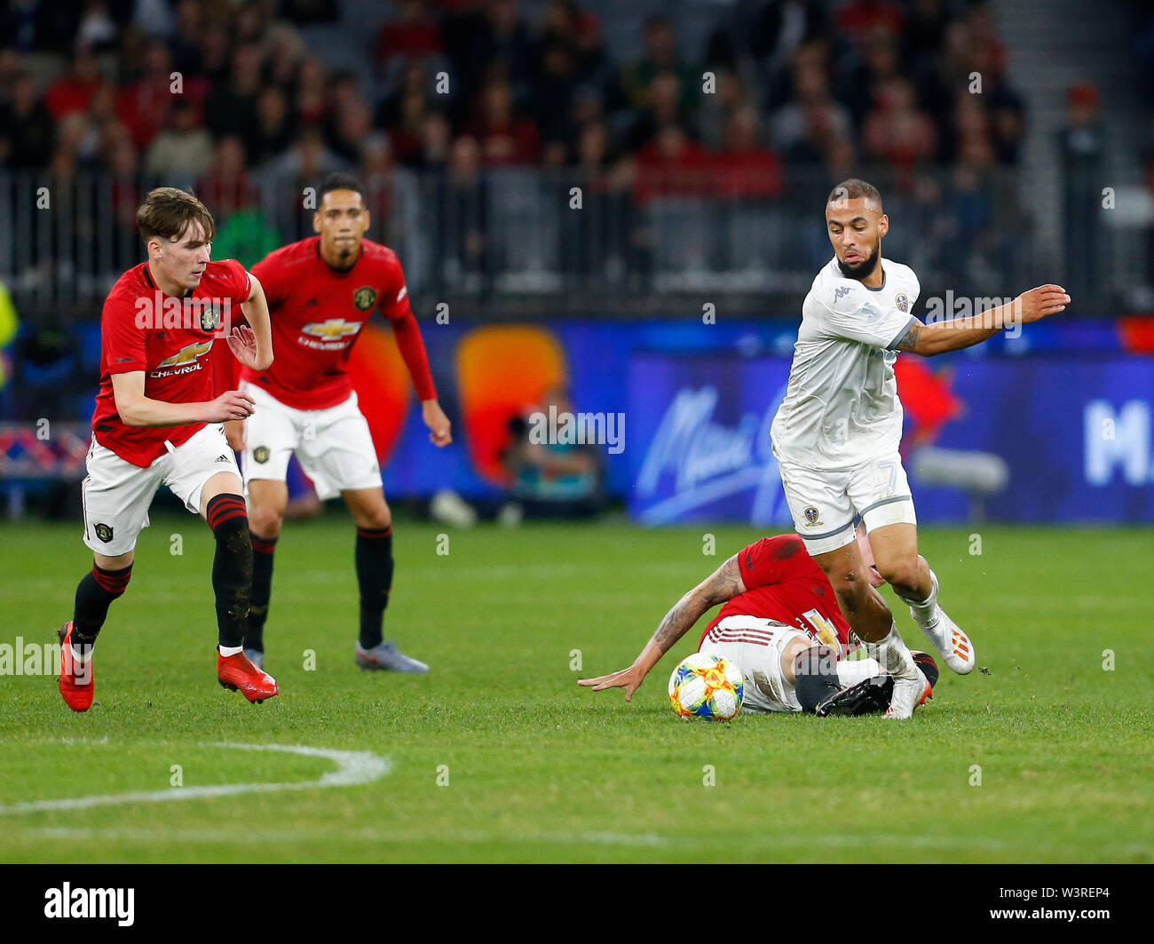Optus Stadion, Burswood, Perth, Westaustralien. 17. Juli 2019. Manchester United gegen Leeds United; Saisonvorbereitung Tour; Kemar Roofe von Leeds United jagt die lose Kugel als James Garner von Manchester United bewegt sich in der Credit: Aktion Plus Sport Bilder/Alamy leben Nachrichten Stockfoto