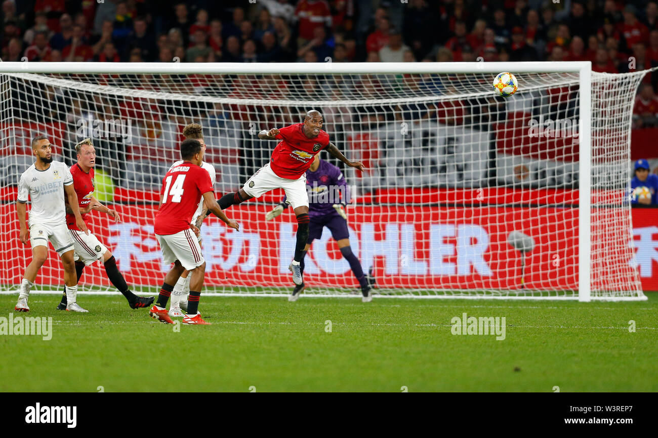 Optus Stadion, Burswood, Perth, Westaustralien. 17. Juli 2019. Manchester United gegen Leeds United; Saisonvorbereitung Tour; Ashley Young von Manchester United Köpfe, die Kugel aus dem Feld der Angriff Kredit zu löschen: Aktion Plus Sport Bilder/Alamy leben Nachrichten Stockfoto