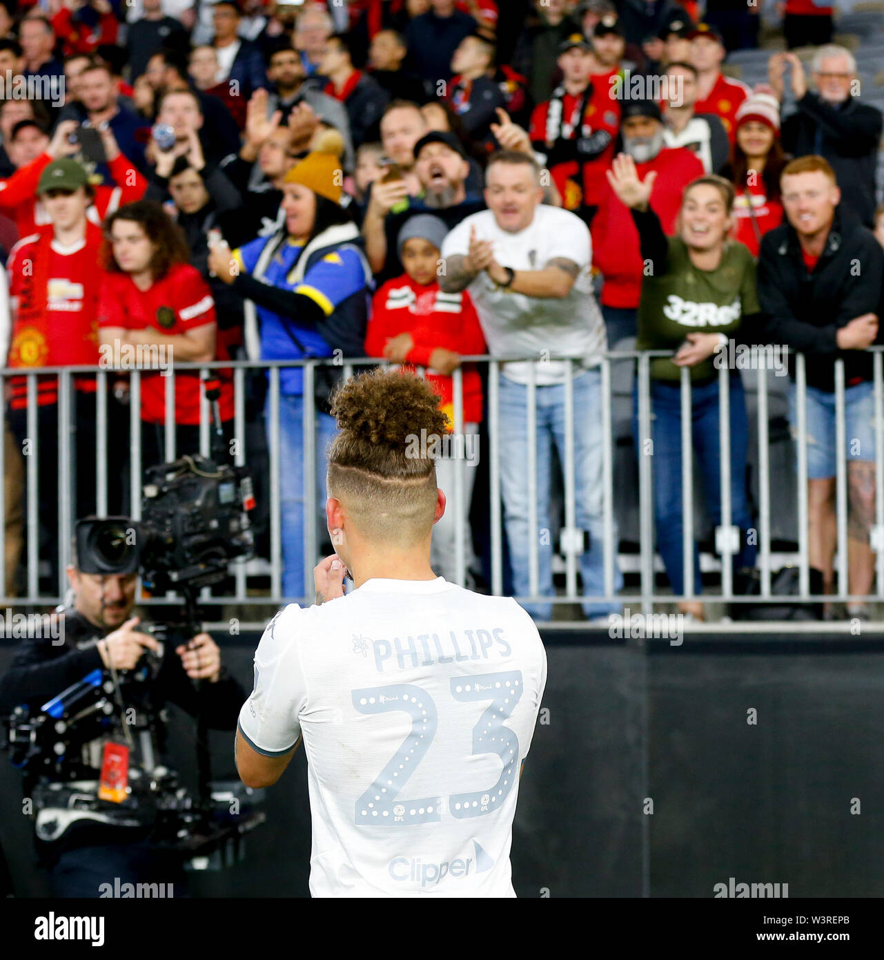 Optus Stadion, Burswood, Perth, Westaustralien. 17. Juli 2019. Manchester United gegen Leeds United; Saisonvorbereitung Tour; Leslie Phillips von Leeds United ist unter dem Beifall der Fans nach dem Spiel Quelle: Aktion Plus Sport Bilder/Alamy leben Nachrichten Stockfoto