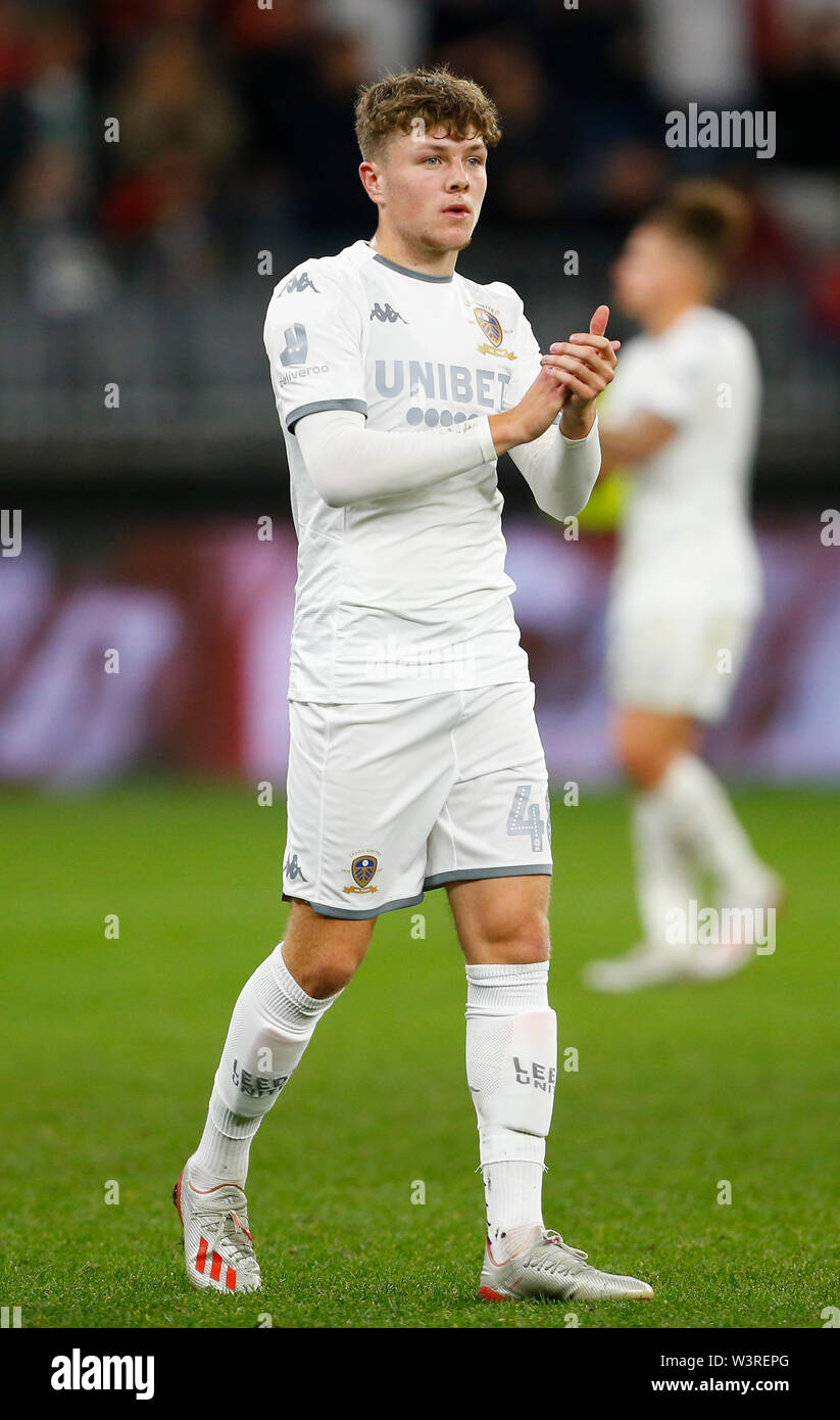 Optus Stadion, Burswood, Perth, Westaustralien. 17. Juli 2019. Manchester United gegen Leeds United; Saisonvorbereitung Tour; Jordanien Stevens von Leeds United begrüsst die Fans nach dem Spiel Quelle: Aktion Plus Sport Bilder/Alamy leben Nachrichten Stockfoto