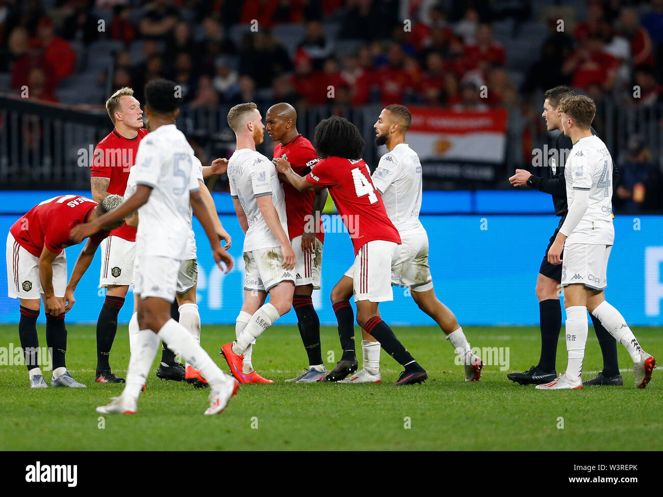 Optus Stadion, Burswood, Perth, Westaustralien. 17. Juli 2019. Manchester United gegen Leeds United; Saisonvorbereitung Tour; Adam sah von Leeds United konfrontiert Ashley Young von Manchester United nach einem schweren Angriff und andere Spieler verschieben bis zu Pause Credit: Aktion Plus Sport Bilder/Alamy leben Nachrichten Stockfoto