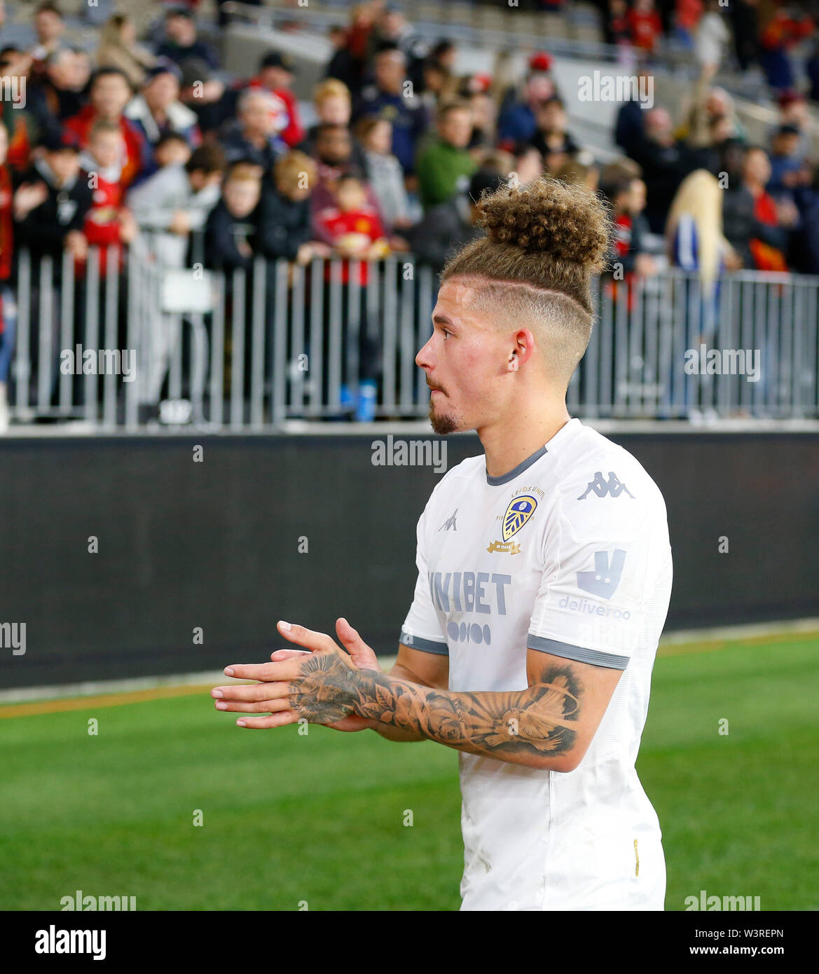 Optus Stadion, Burswood, Perth, Westaustralien. 17. Juli 2019. Manchester United gegen Leeds United; Saisonvorbereitung Tour; Leslie Phillips von Leeds United begrüsst die Fans nach dem Spiel Quelle: Aktion Plus Sport Bilder/Alamy leben Nachrichten Stockfoto