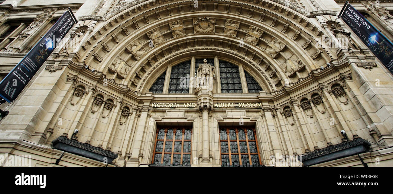 LONDON - Juli 14: Außenansicht der Victoria und Albert Museum am 14. Juli 2017 in London, Großbritannien. Sammlungen des Museums umfassen 2,27 Millionen Einheiten, Decora Stockfoto