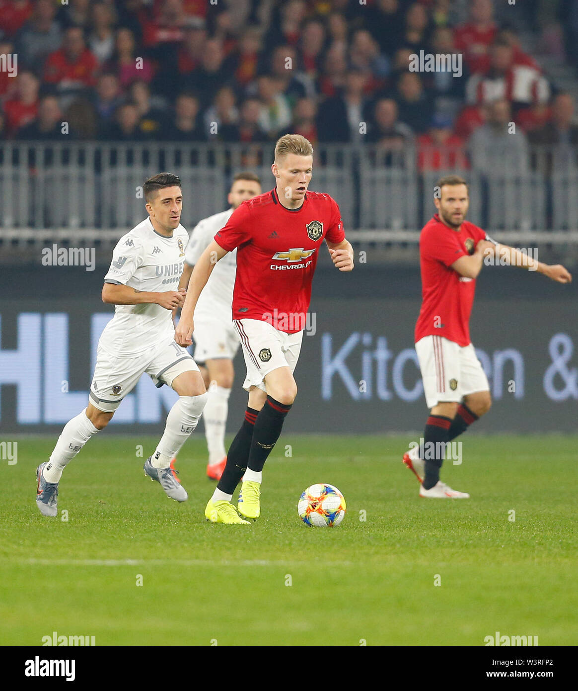 Optus Stadion, Burswood, Perth, Westaustralien. 17. Juli 2019. Manchester United gegen Leeds United; Saisonvorbereitung Tour; Scott McTominay von Manchester United läuft mit dem Ball Credit: Aktion Plus Sport Bilder/Alamy leben Nachrichten Stockfoto