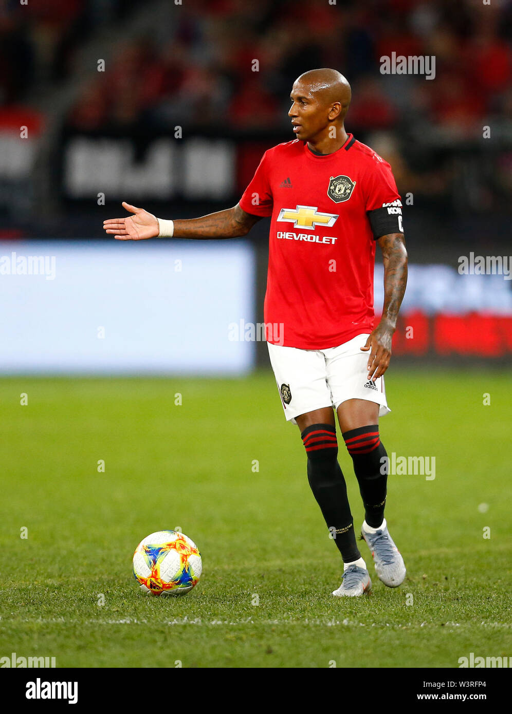 Optus Stadion, Burswood, Perth, Westaustralien. 17. Juli 2019. Manchester United gegen Leeds United; Saisonvorbereitung Tour; Ashley Young von Manchester United Gesten zu seinem Teamkollegen Credit: Aktion Plus Sport Bilder/Alamy leben Nachrichten Stockfoto