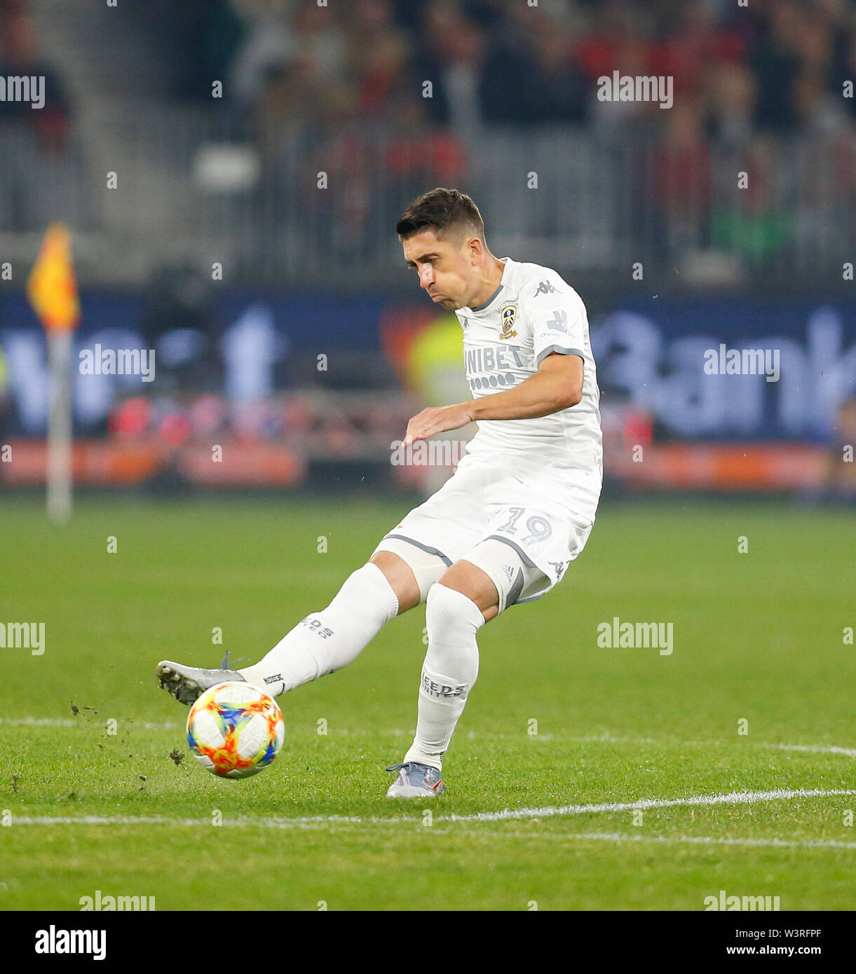 Optus Stadion, Burswood, Perth, Westaustralien. 17. Juli 2019. Manchester United gegen Leeds United; Saisonvorbereitung Tour; Pablo Hernandez von Leeds United den ball Credit: Aktion Plus Sport Bilder/Alamy leben Nachrichten Stockfoto