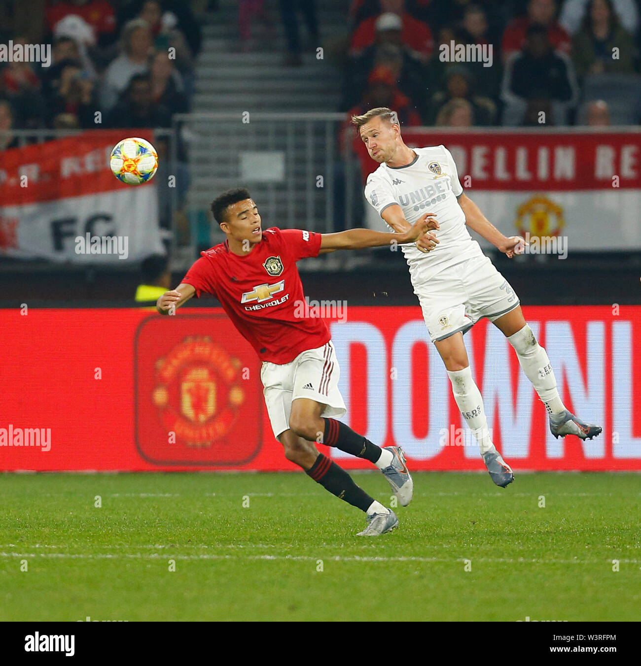 Optus Stadion, Burswood, Perth, Westaustralien. 17. Juli 2019. Manchester United gegen Leeds United; Saisonvorbereitung Tour; Barry Douglas von Leeds United gewinnt das Schneidwerk gegen Mason Greenwood von Manchester United Quelle: Aktion Plus Sport Bilder/Alamy leben Nachrichten Stockfoto