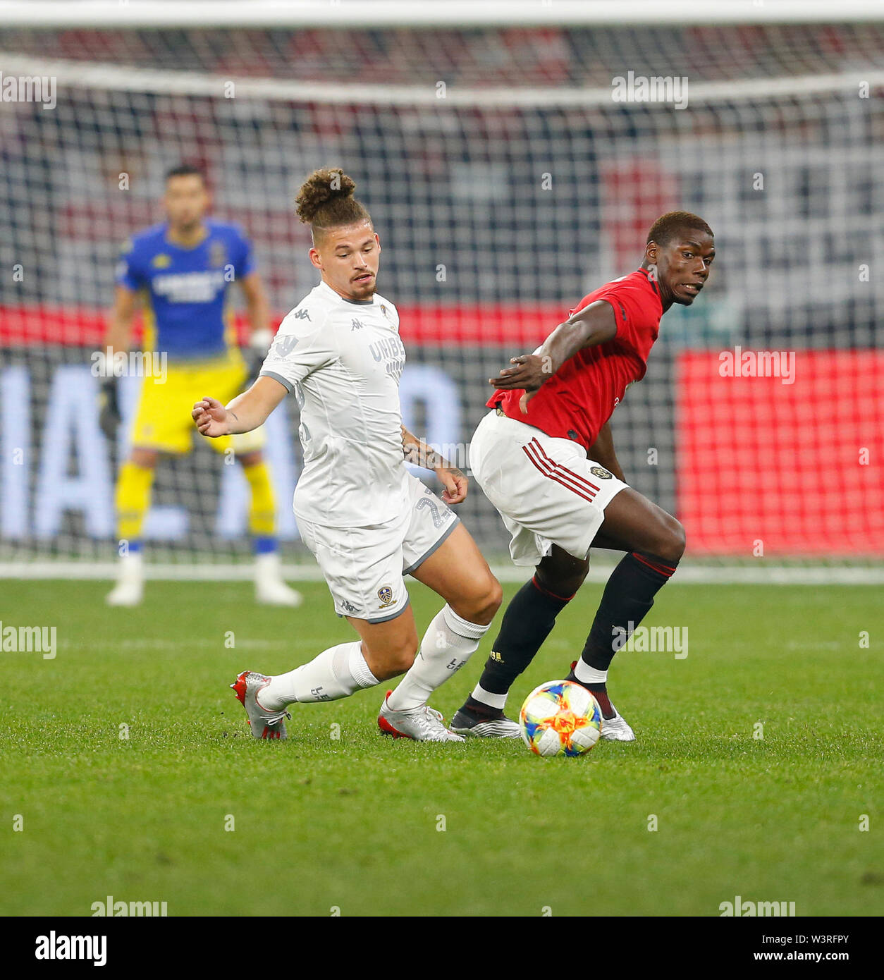 Optus Stadion, Burswood, Perth, Westaustralien. 17. Juli 2019. Manchester United gegen Leeds United; Saisonvorbereitung Tour; Leslie Phillips von Leeds United jagt die lose Kugel vor Paul Pogba von Manchester United Quelle: Aktion Plus Sport Bilder/Alamy leben Nachrichten Stockfoto