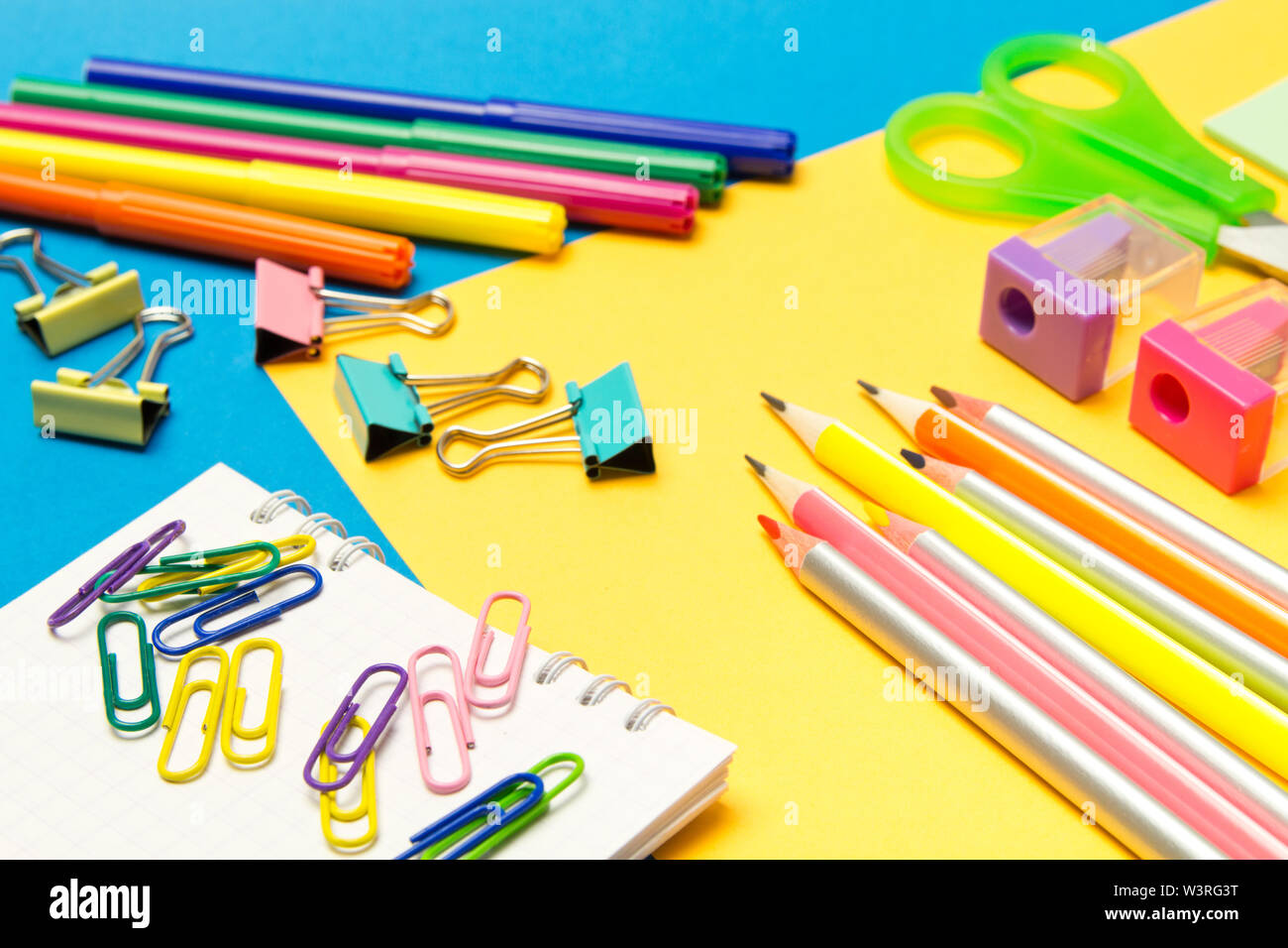Schreibwaren. Schul- und Büromaterialien auf einem farbigen Hintergrund. Selektiver Fokus Stockfoto