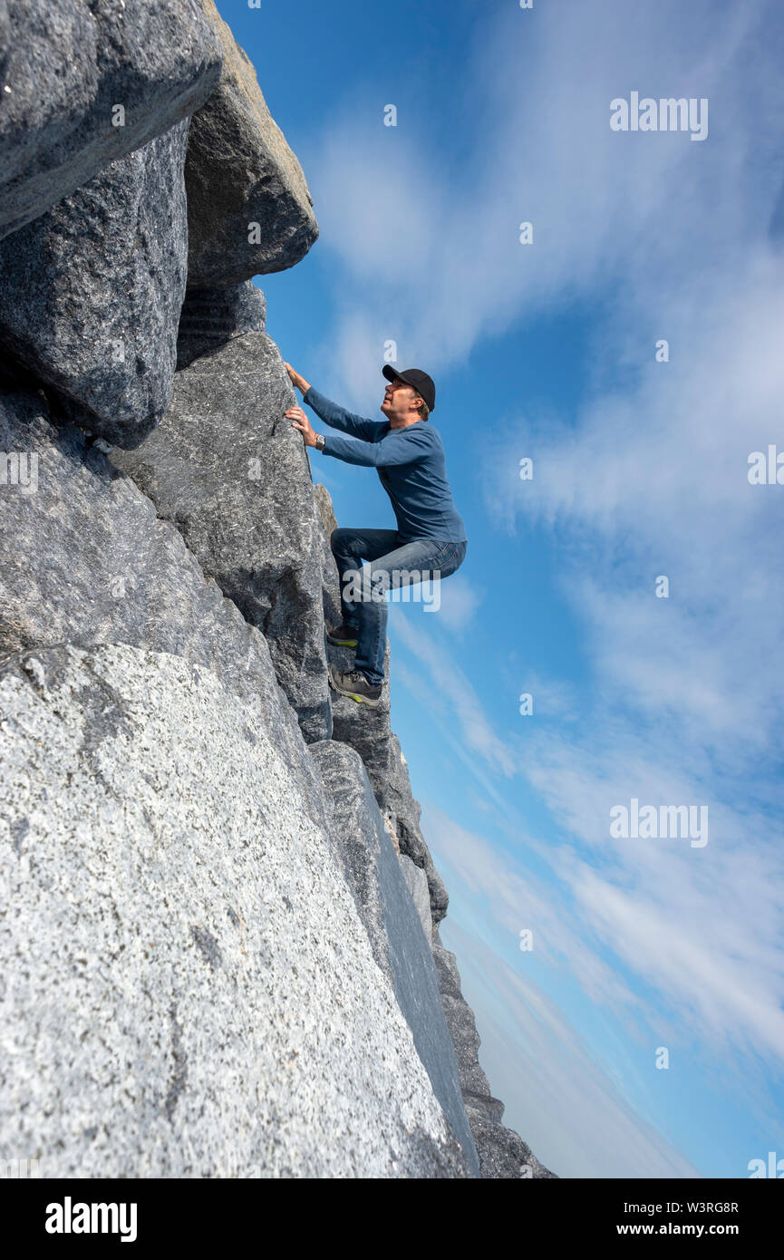 Mann, Klettern auf Felsen Stockfoto