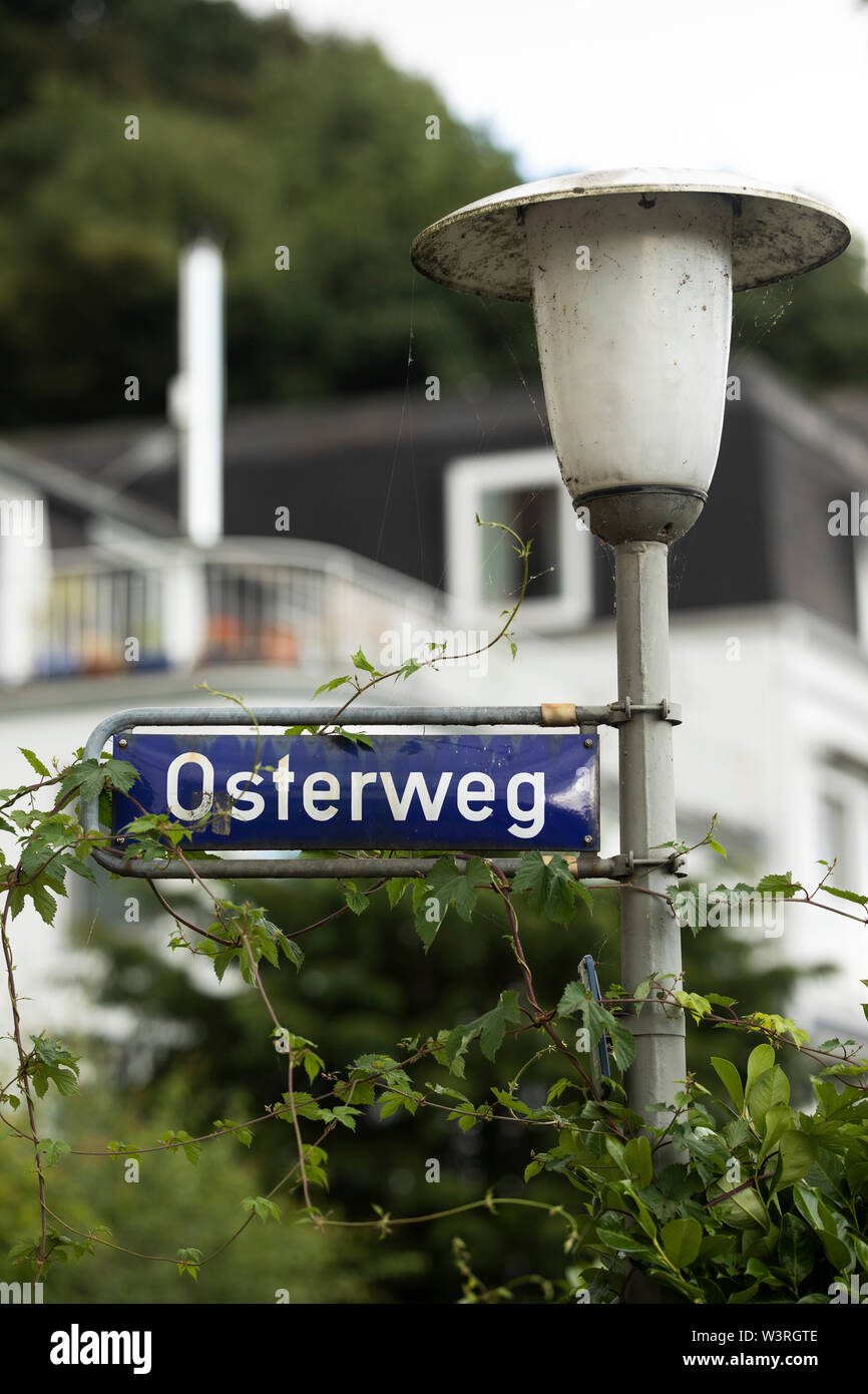 Ein ikonisches blaues Straßenschild und eine Lampe am Osterweg im historischen Hamburger Stadtteil Blankenese. Stockfoto