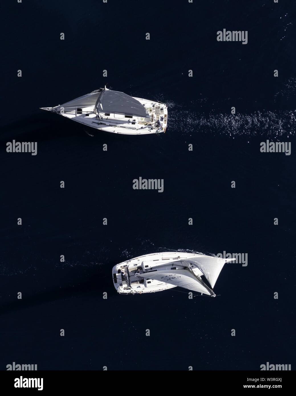 Luftaufnahme von zwei weißen Segelbooten, die in der segeln meer nah beieinander Stockfoto