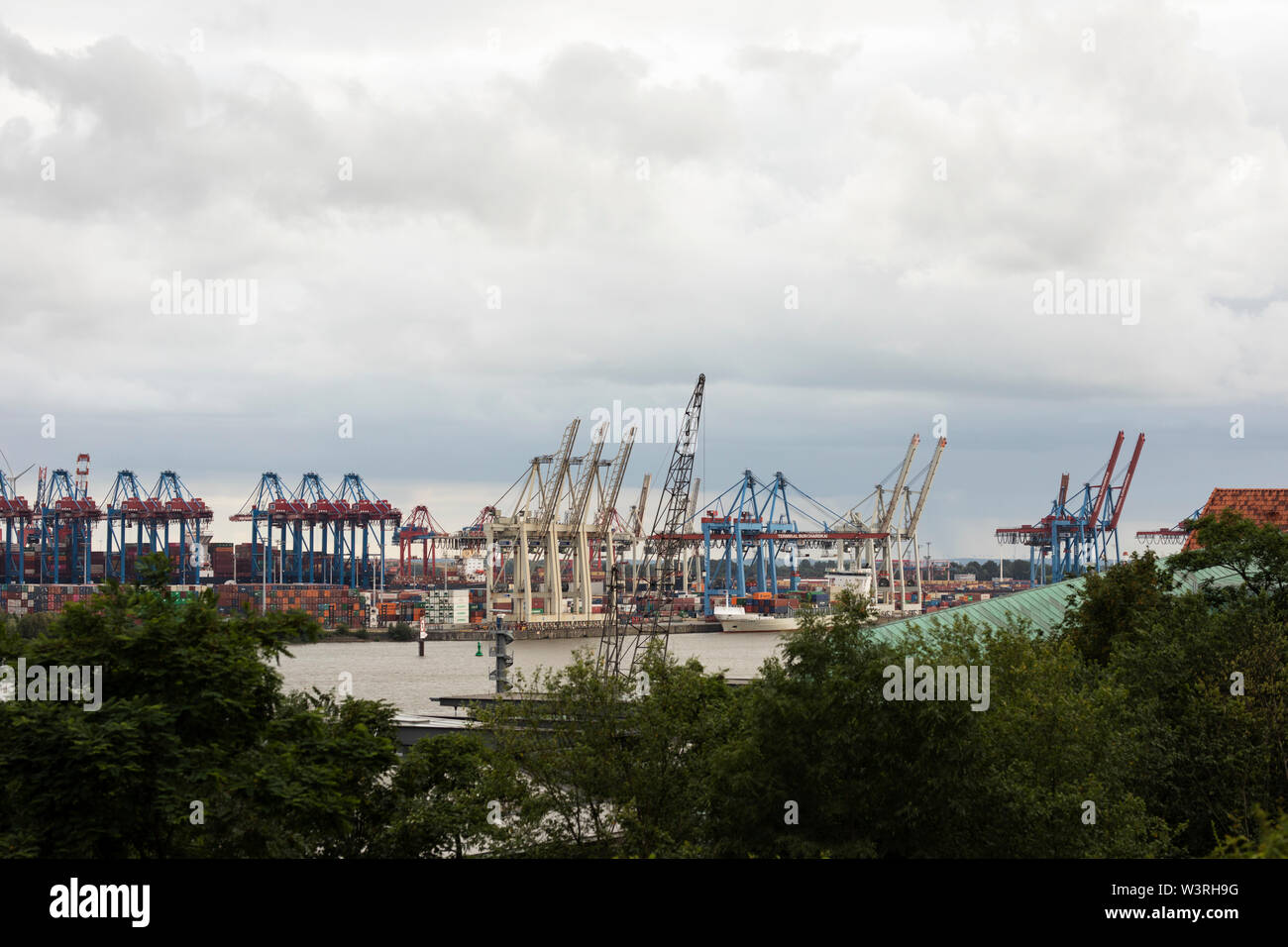 Blick über die Elbe auf die Industriekrane und Werften aus dem Hamburger Stadtteil Altona. Stockfoto