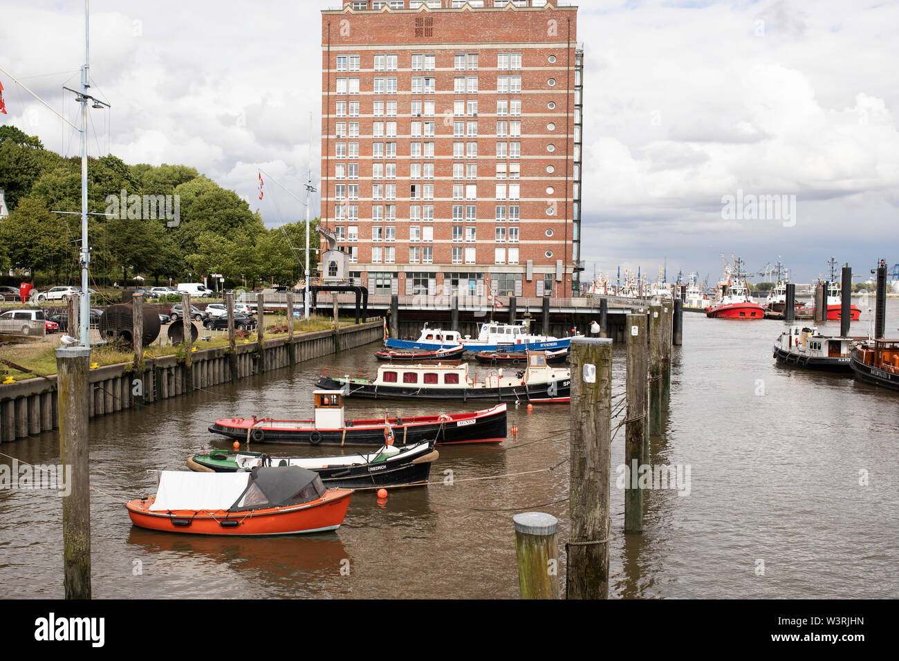 Restaurierte historische Arbeitsboote sind im Freilichtmuseum Museumshafen Oevelgönne an der Elbe in Hamburg zu sehen. Stockfoto