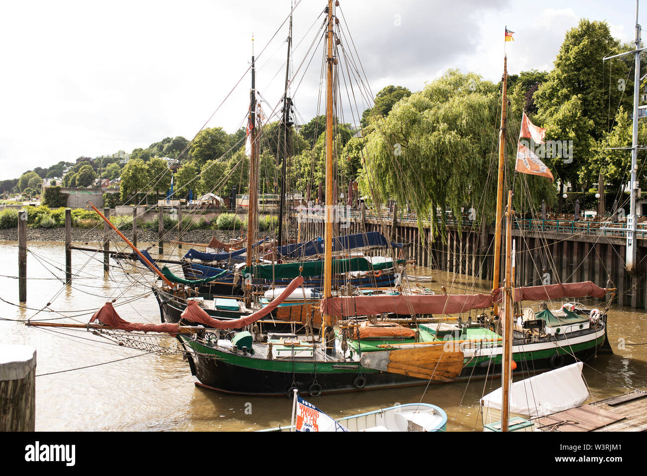 Restaurierte historische Segelschiffe und Arbeitsboote sind im Freilichtmuseum Museumshafen Oevelgönne an der Elbe in Hamburg zu sehen. Stockfoto