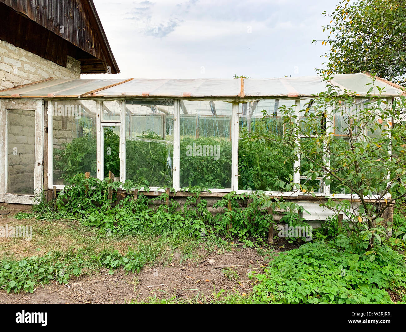 Tschernobyl radioaktiv. Verlassenes Haus in einem Dorf in der Nähe von Tschernobyl Stockfoto