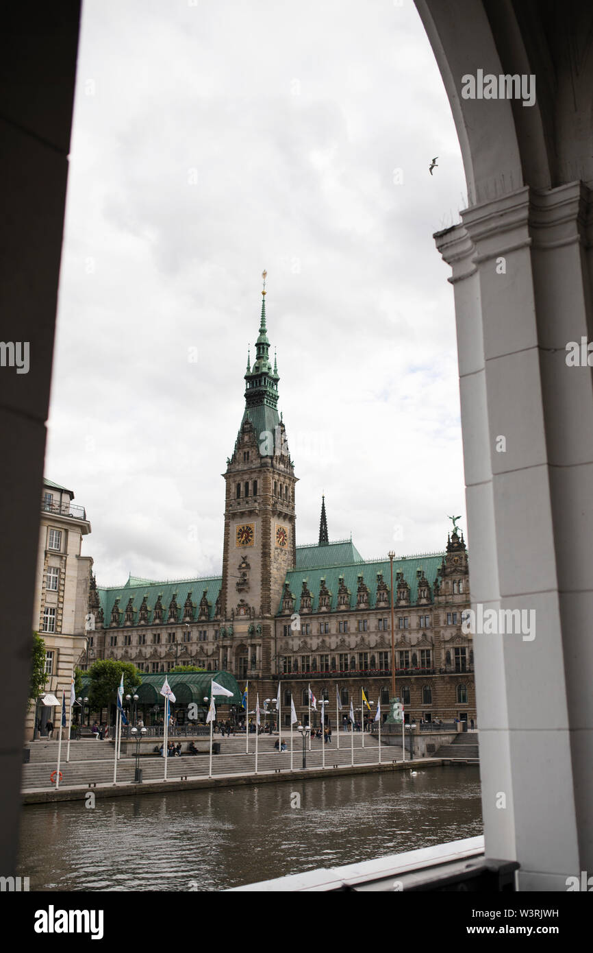 Blick über die Alster von den Alsterarkaden in Richtung Rathaus am Rathausmarkt im Zentrum von Hamburg. Stockfoto