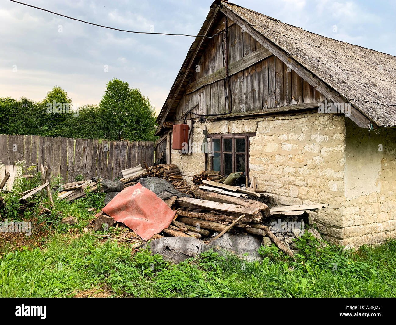 Tschernobyl radioaktiv. Verlassenes Haus in einem Dorf in der Nähe von Tschernobyl Stockfoto