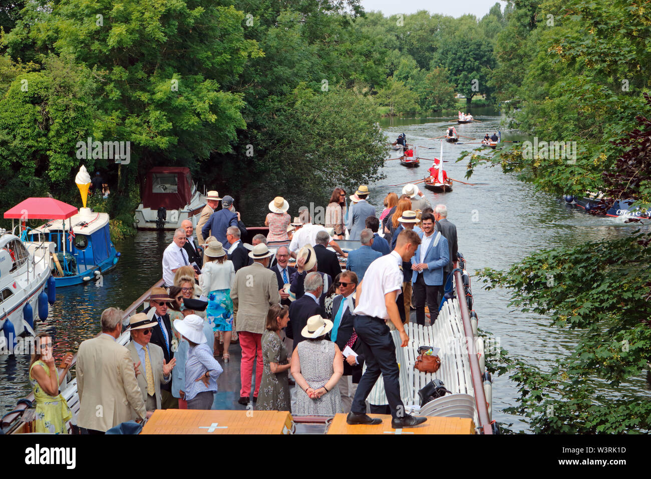 Hurley, Berkshire, Großbritannien. 17. Juli, 2019. Passagiere an Bord der Waterman nach dem Swan Oberteil, wie sie Hurley Schloss am Tag drei der Swan Upping 2019 verlassen. Eine Woche lang Umfrage der die Schwäne auf der Themse, von Sunbury in Surrey, Abingdon in Oxfordshire. Die Royal Swan Oberteil, der die Scarlet uniform von Ihrer Majestät der Königin, Reisen in traditionellen Rudern skiffs tragen zusammen mit Swan Oberteil von der Winzer und Dyers' Livery unternehmen. Credit: Julia Gavin/Alamy leben Nachrichten Stockfoto