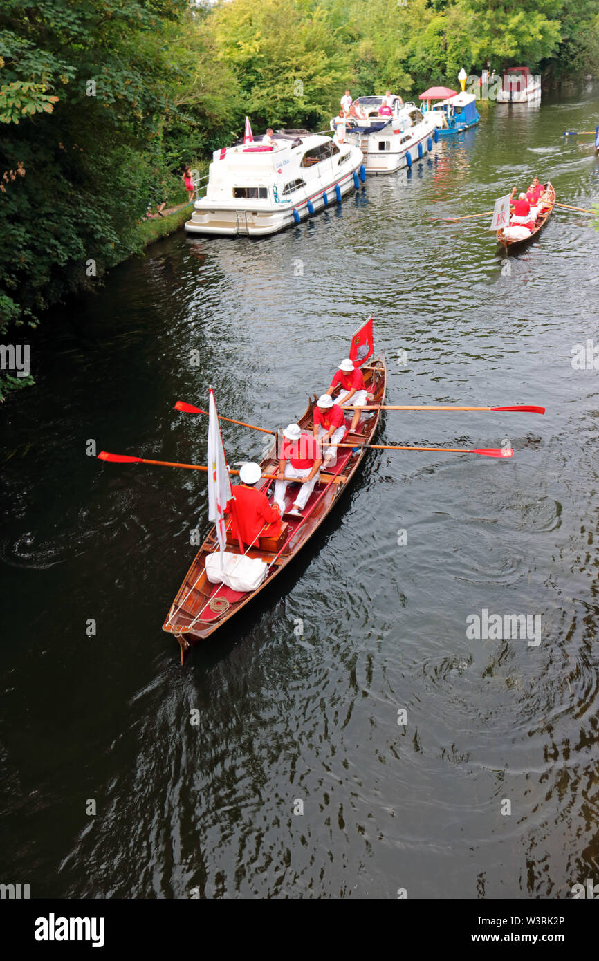 Hurley, Berkshire, Großbritannien. 17. Juli, 2019. David Barber und den Swan Oberteil lassen Hurley Schloss am Tag drei der Swan Upping 2019. Eine Woche lang Umfrage der Schwäne auf der Themse, von Sunbury in Surrey, Abingdon in Oxfordshire. Die Royal Swan Oberteil, der die Scarlet uniform von Ihrer Majestät der Königin, Reisen in traditionellen Rudern skiffs tragen zusammen mit Swan Oberteil von der Winzer und Dyers' Livery unternehmen. Credit: Julia Gavin/Alamy leben Nachrichten Stockfoto